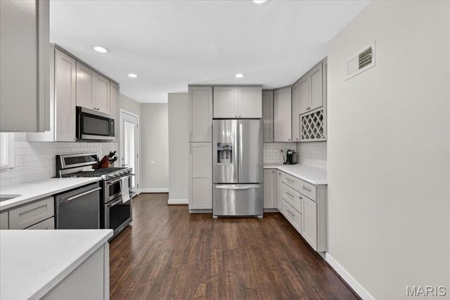 881 Victoria Place, St Louis, MO 63122