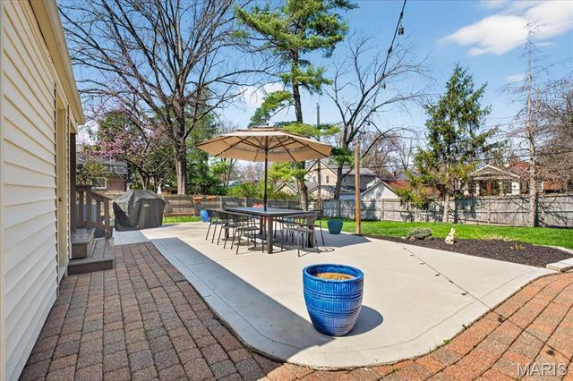 881 Victoria Place, St Louis, MO 63122