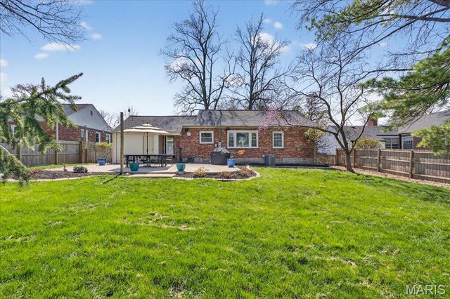 881 Victoria Place, St Louis, MO 63122