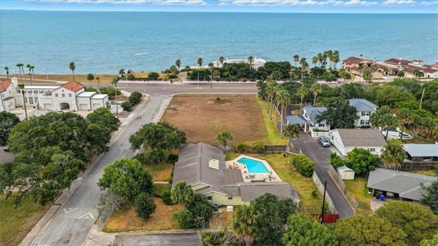 215 Mitchell St, Corpus Christi, TX 78411
