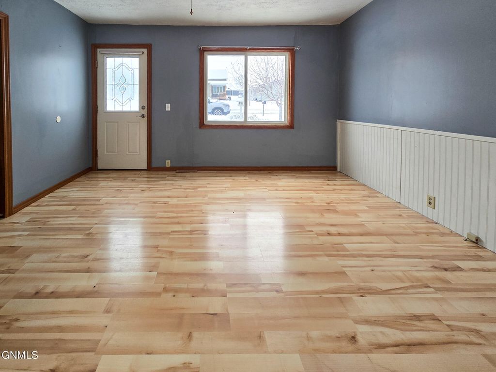 507 2nd Avenue NE, Kenmare, ND 58746 photo 4