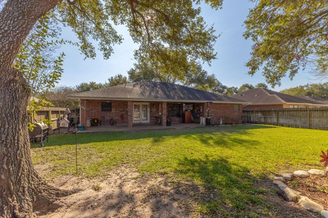 1213 Shadowlake DR, Sealy, TX 77474