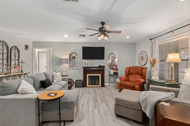 1213 Shadowlake DR, Sealy, TX 77474