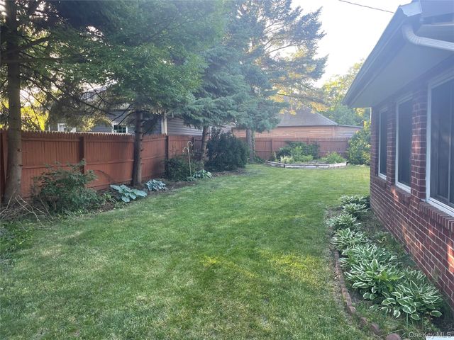 25 Reed Lane, Westbury, NY 11590