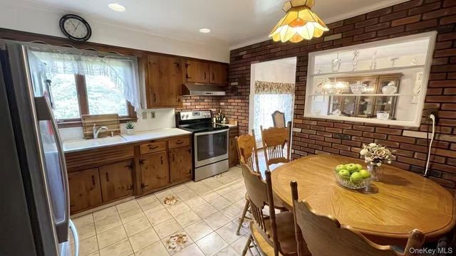 25 Reed Lane, Westbury, NY 11590