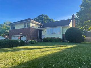 25 Reed Lane, Westbury, NY 11590