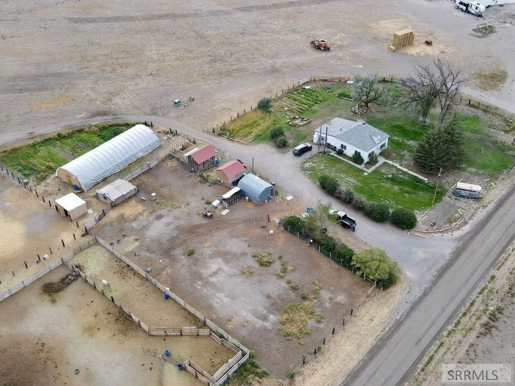 Image 5 of property listing at 2967 W 2400 N, Arco, ID 83213
