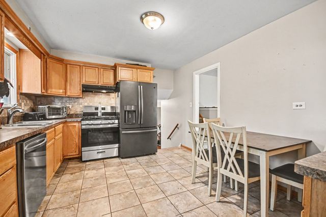 906 N Rainbow Drive, Glenwood, IL 60425