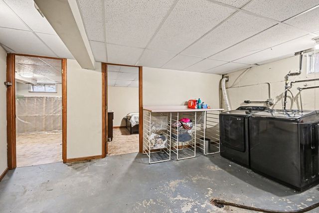 906 N Rainbow Drive, Glenwood, IL 60425
