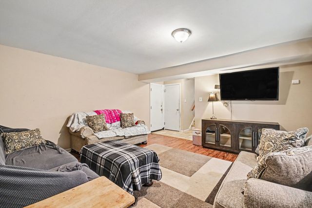 906 N Rainbow Drive, Glenwood, IL 60425