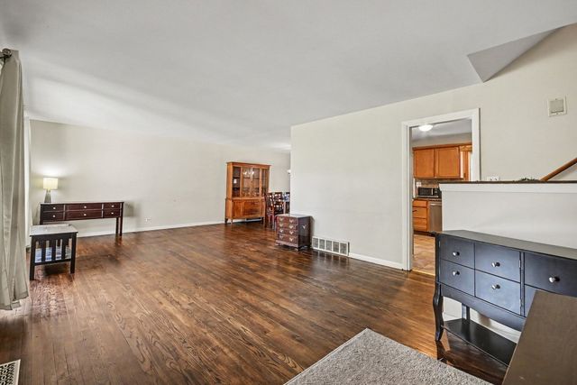906 N Rainbow Drive, Glenwood, IL 60425