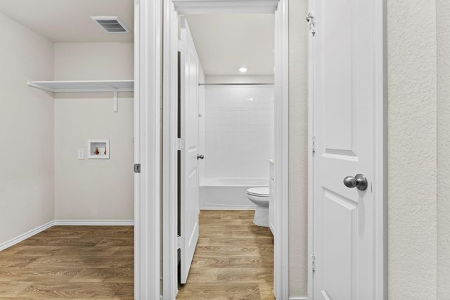 401 Wild Goose DR, Luling, TX 78648