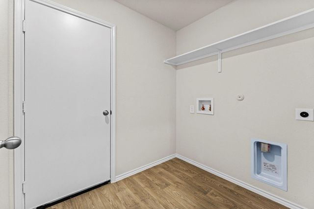 401 Wild Goose DR, Luling, TX 78648