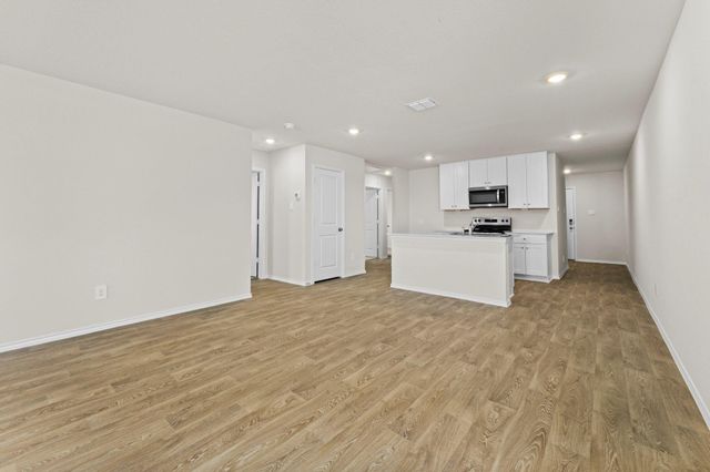 401 Wild Goose DR, Luling, TX 78648