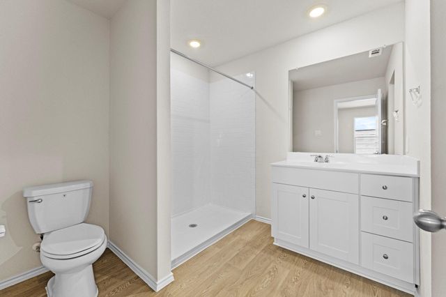 401 Wild Goose DR, Luling, TX 78648