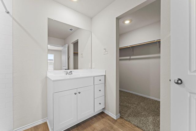 401 Wild Goose DR, Luling, TX 78648