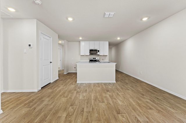 401 Wild Goose DR, Luling, TX 78648