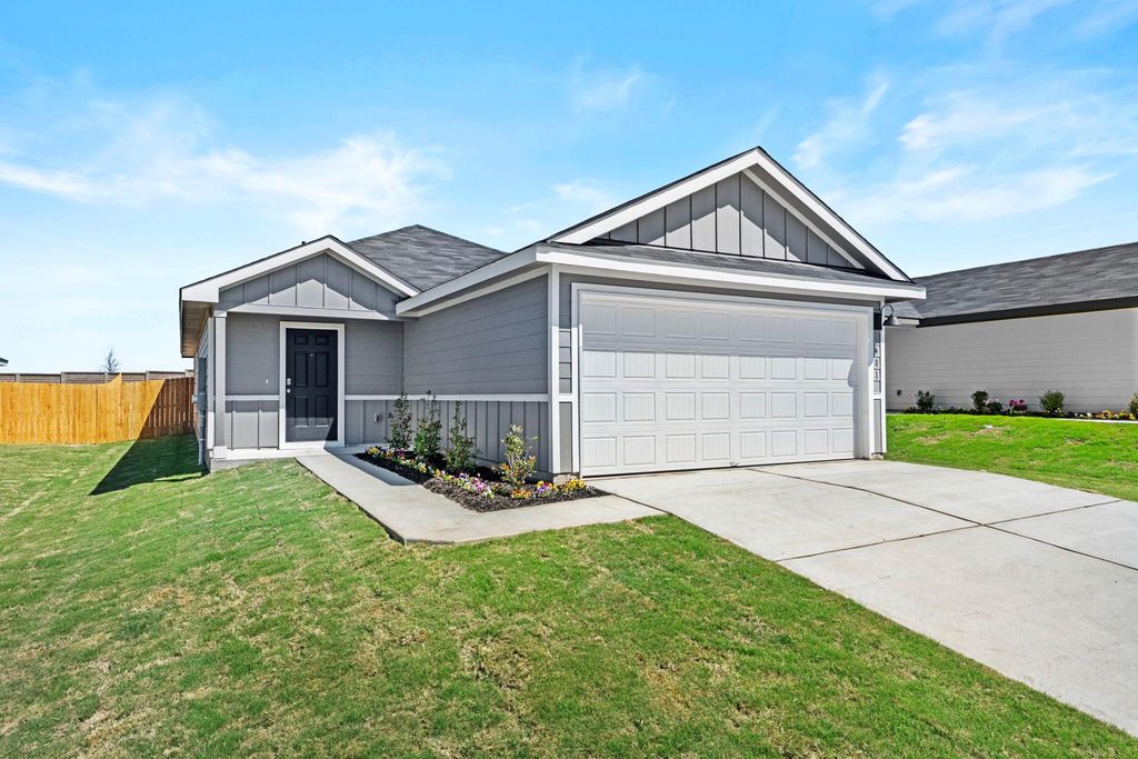 401 Wild Goose DR, Luling, TX 78648