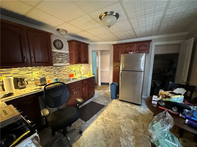 320 Raymond St, Swissvale, PA 15218