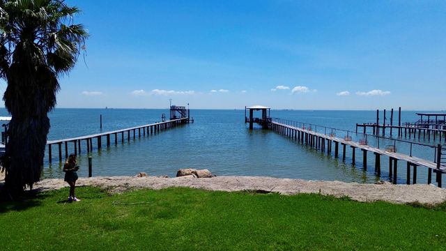 915 5th Street, Dickinson, TX 77539