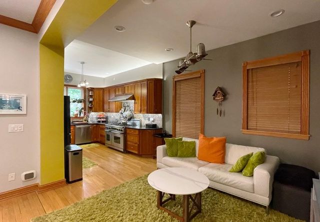 823 S Oakley Boulevard, Chicago, IL 60612