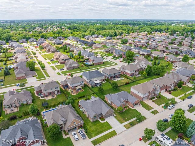 45627 Pentwater Drive, Macomb, MI 48044