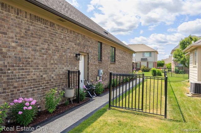 45627 Pentwater Drive, Macomb, MI 48044