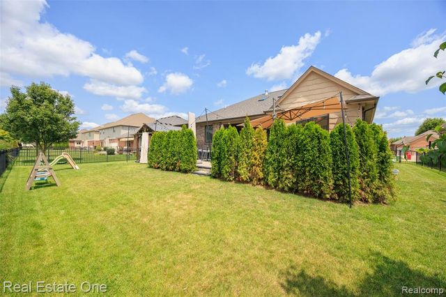45627 Pentwater Drive, Macomb, MI 48044