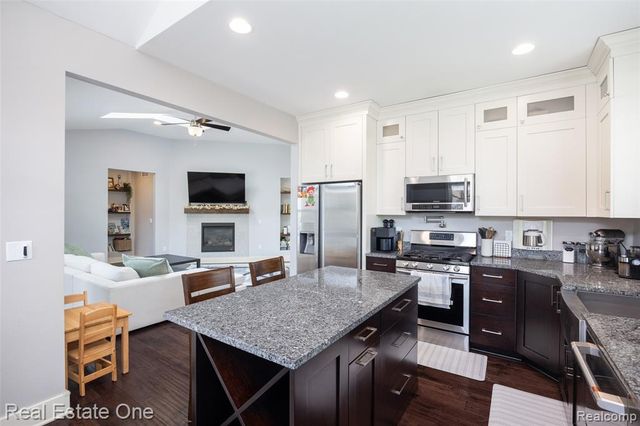 45627 Pentwater Drive, Macomb, MI 48044