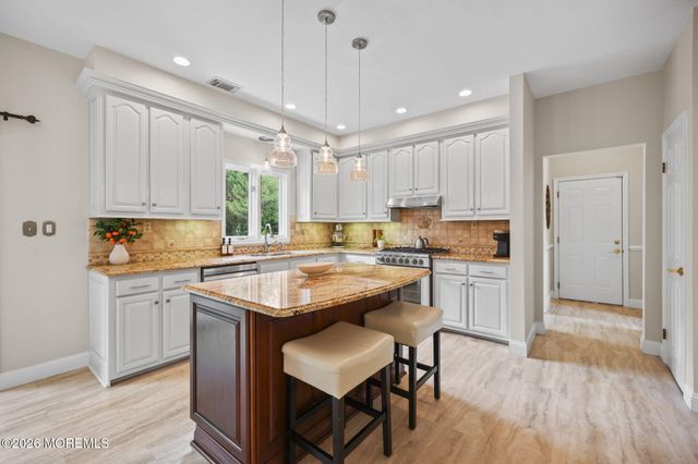 5 Mohegan Road, Freehold, NJ 07728