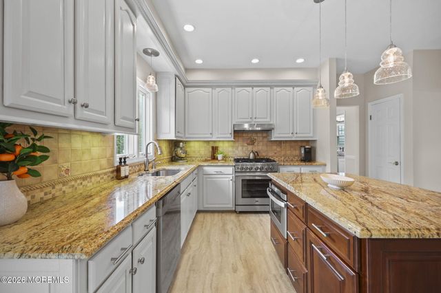 5 Mohegan Road, Freehold, NJ 07728