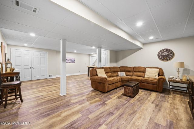 5 Mohegan Road, Freehold, NJ 07728