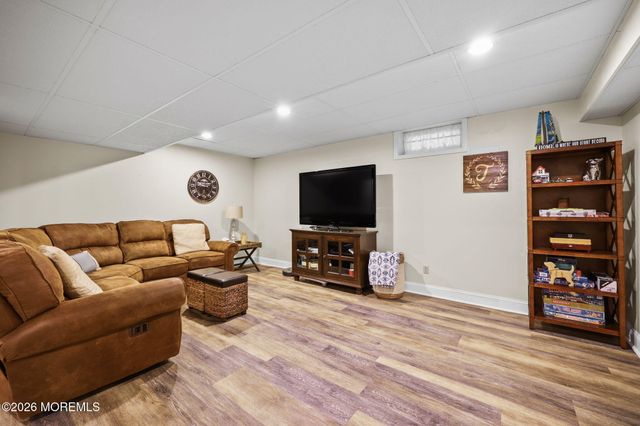5 Mohegan Road, Freehold, NJ 07728