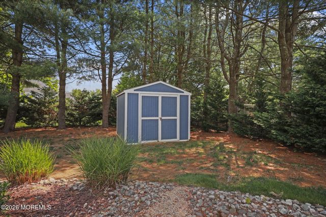 5 Mohegan Road, Freehold, NJ 07728