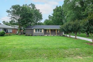 808 Maplehill Dr, Tullahoma, TN 37388