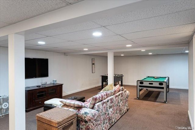 13 Van Scoys Path W, East Hampton, NY 11937