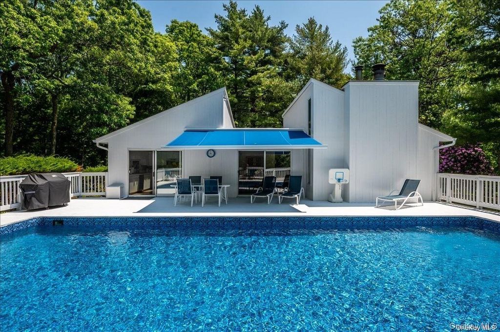 13 Van Scoys Path W, East Hampton, NY 11937