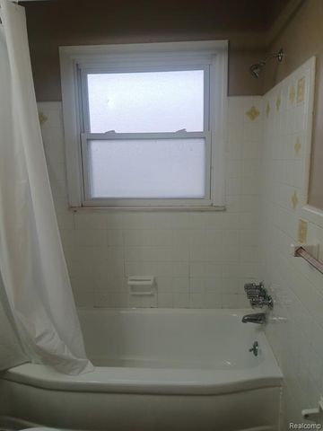24051 Geneva Street, Oak Park, MI 48237