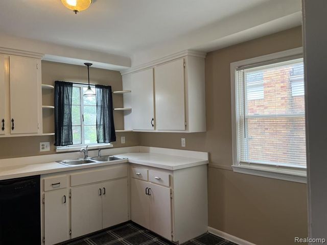 24051 Geneva Street, Oak Park, MI 48237