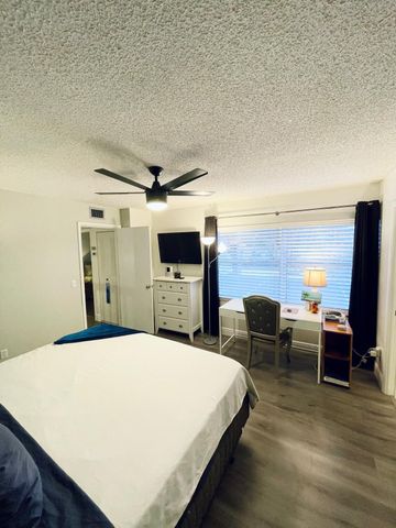 1917 Stratford Way, West Palm Beach, FL 33409