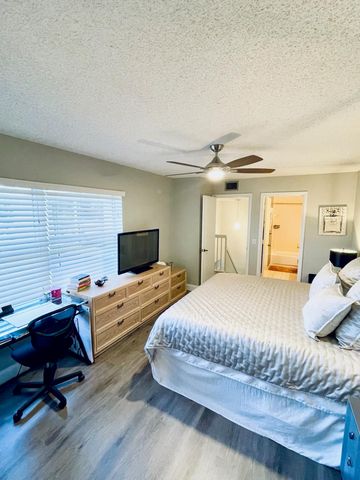 1917 Stratford Way, West Palm Beach, FL 33409