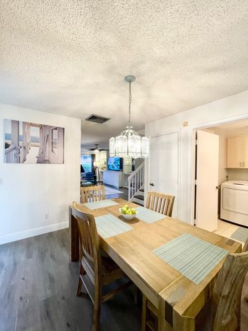 1917 Stratford Way, West Palm Beach, FL 33409