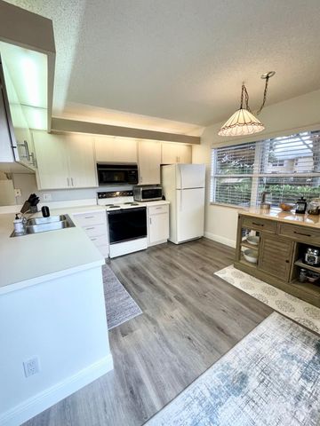 1917 Stratford Way, West Palm Beach, FL 33409