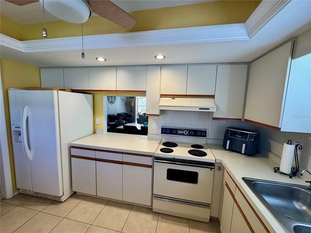 374 OAK HILL DRIVE 37, Sarasota, FL 34232