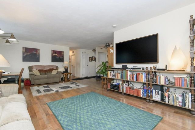 323 Riverview DRIVE, Delafield, WI 53018