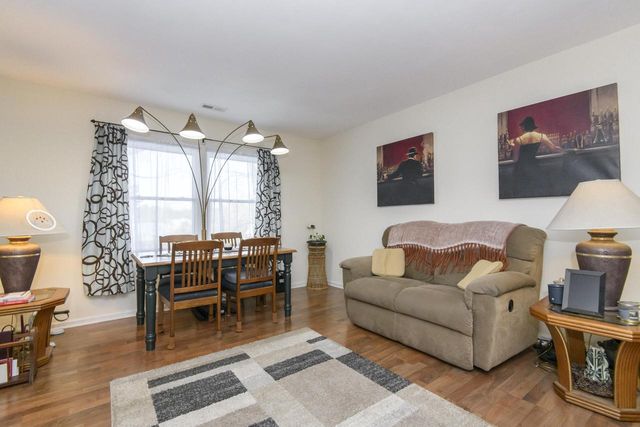 323 Riverview DRIVE, Delafield, WI 53018