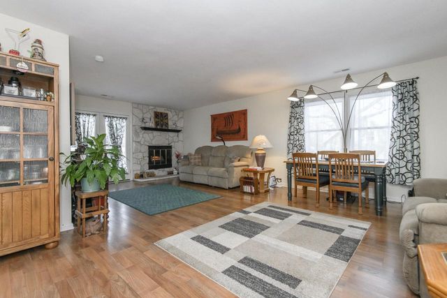 323 Riverview DRIVE, Delafield, WI 53018