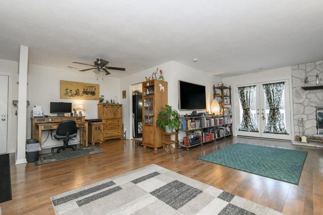 323 Riverview DRIVE, Delafield, WI 53018