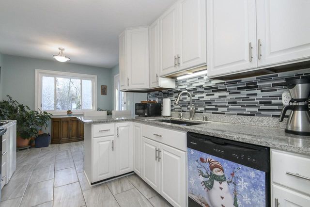 323 Riverview DRIVE, Delafield, WI 53018