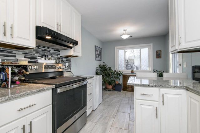 323 Riverview DRIVE, Delafield, WI 53018